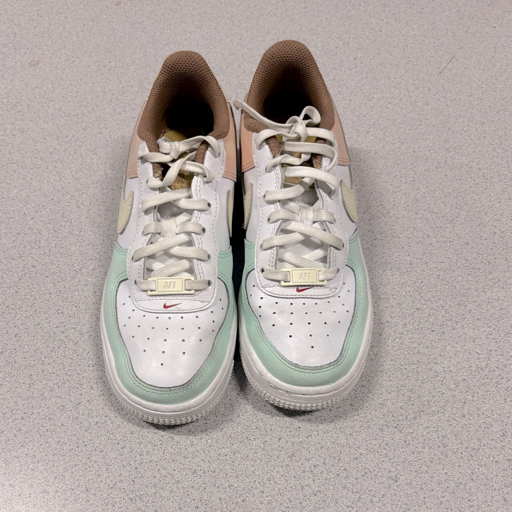 Girls air force 1 Nike sneakersts, size 3.5Y
